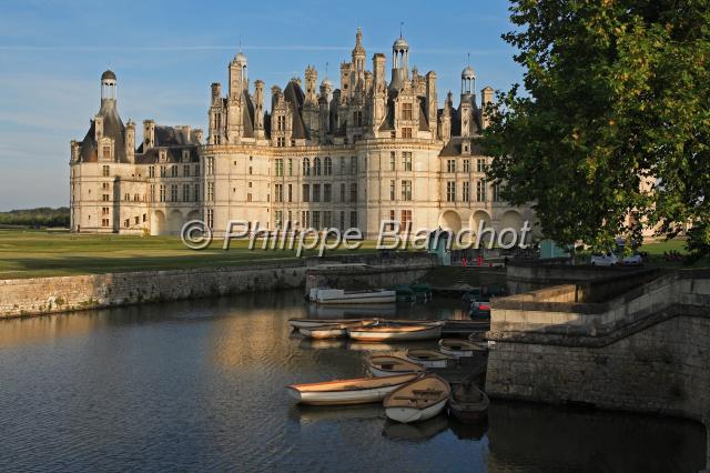 france loir et cher 26.JPG - Château de Chambord et barques au premier planface nord-ouest au coucher du soleilChâteau de la LoireLoir-et-Cher,  France